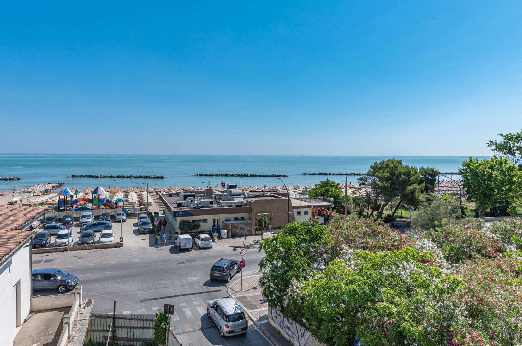 Seaview With Private Parking! *
